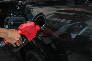 Petr&oacute;leo cai abaixo de US$ 100 e bolsas mundiais sobem ap&oacute;s tr&eacute;gua em guerra