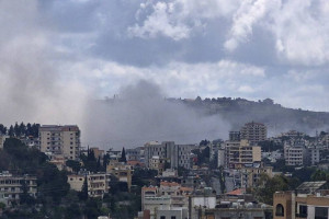 Fuma&ccedil;a sobe do local de um ataque israelense que teve como alvo a cidade de Nabatieh, no sul do L&iacute;bano, em 8 de abril de 2026. Os militares israelenses afirmaram ter realizado seu "maior ataque coordenado em todo o L&iacute;bano". 