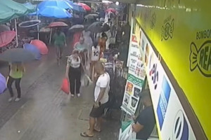 Raio assusta pedestres durante chuva em Camaragibe