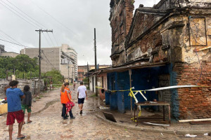 Defesa Civil come&ccedil;ou opera&ccedil;&atilde;o, nesta quarta (8), para retirar fam&iacute;lias da &aacute;rea de casar&atilde;o que desabou no Recife 