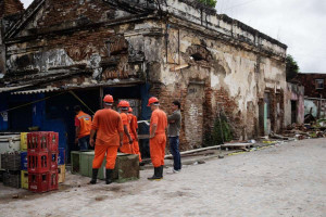 Pessoal da Defesa Civil do Recife retirou materiais da &aacute;rea do casar&atilde;o que desabou no PIlar