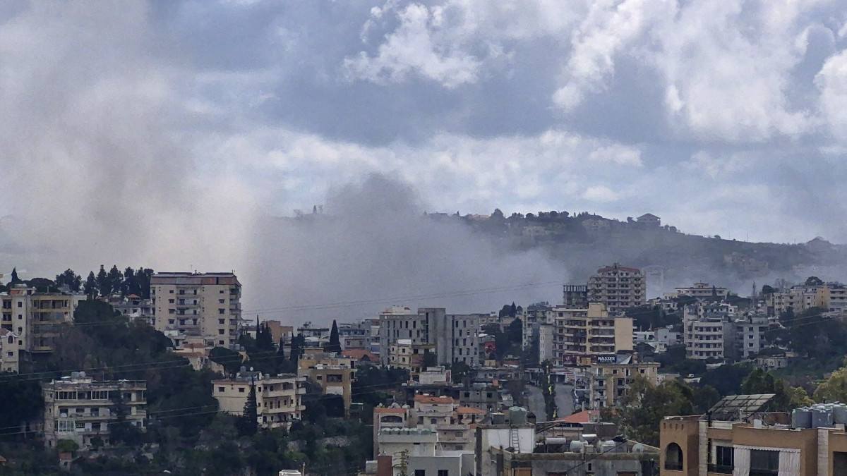 Fumaça sobe do local de um ataque israelense que teve como alvo a cidade de Nabatieh, no sul do Líbano, em 8 de abril de 2026. Os militares israelenses afirmaram ter realizado seu 