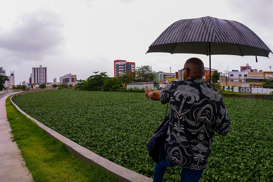 Morador aponta problemas no Canal do Fragoso, em Olinda/RAFAEL VIEIRA/DP