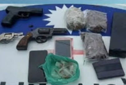 Armas e drogas foram apreendidas após confronto entre suspeitos e PM, que deixou dois mortos /Reprodução: redes sociais 