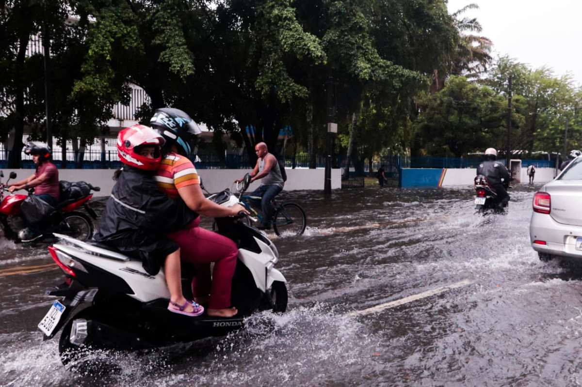 Especialistas apontam drenagem como um dos principais desafios de urbanização do Recife (Sandy James/DP Foto)