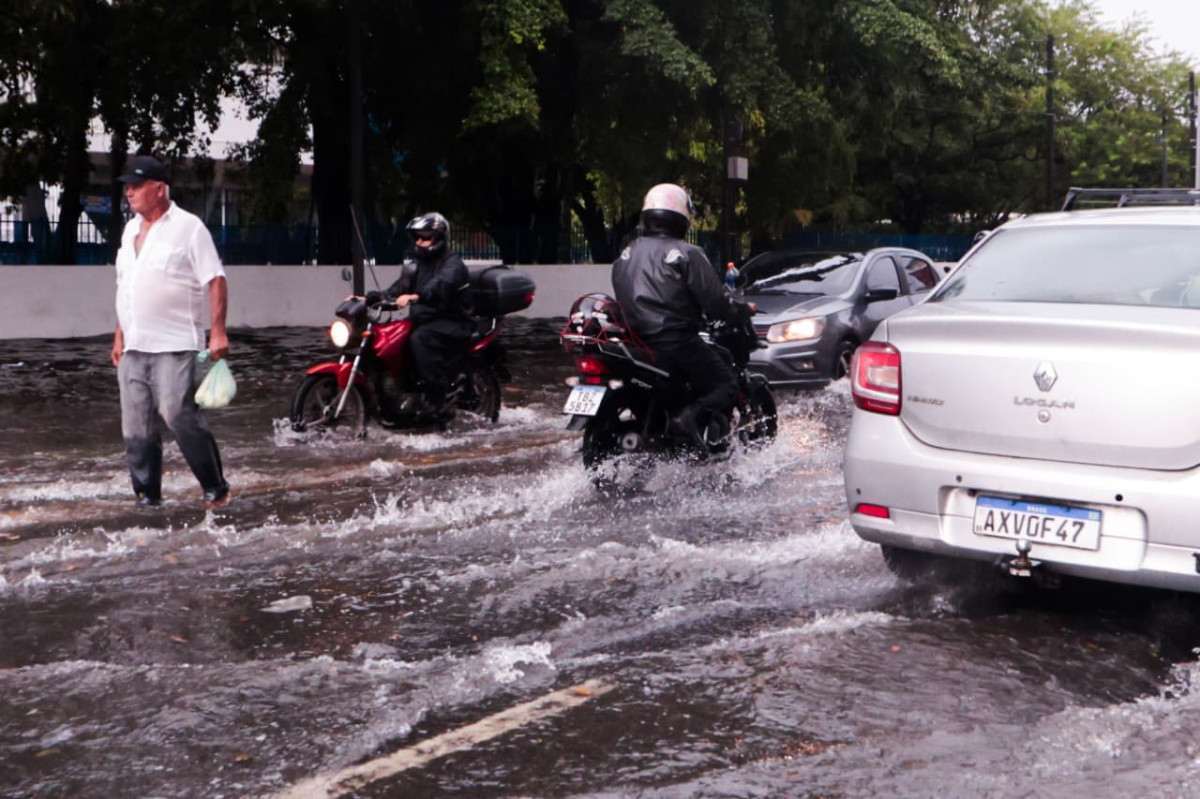Especialistas apontam drenagem como um dos principais desafios de urbanização do Recife (Sandy James/DP Foto)