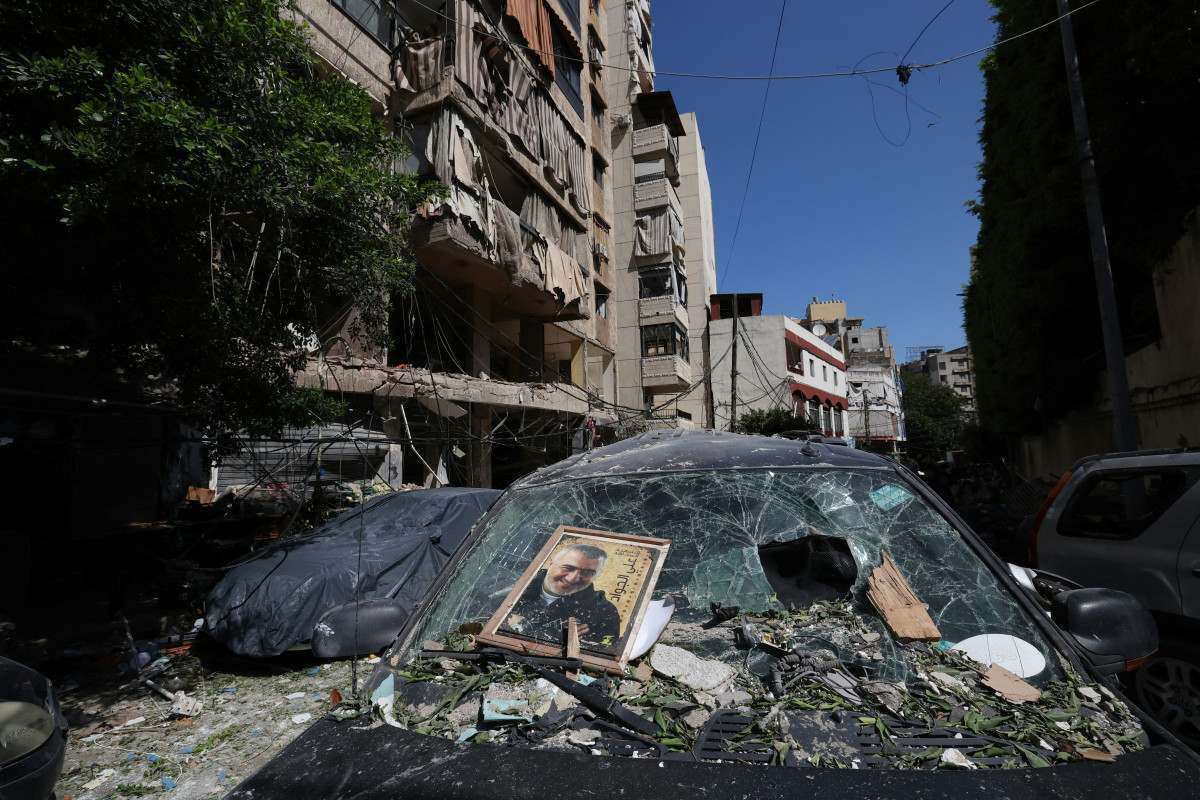 Destruição no local de um ataque aéreo israelense que atingiu um prédio em Beirute, no Líbano/IBRAHIM AMRO/AFP