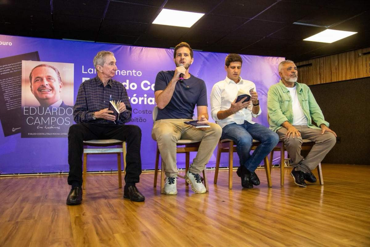 Da esquerda para a direita, Ítalo Rocha Leitão, Pedro Campos, João Campos e Evaldo Costa/Foto: Karol Rodrigues/DP Foto