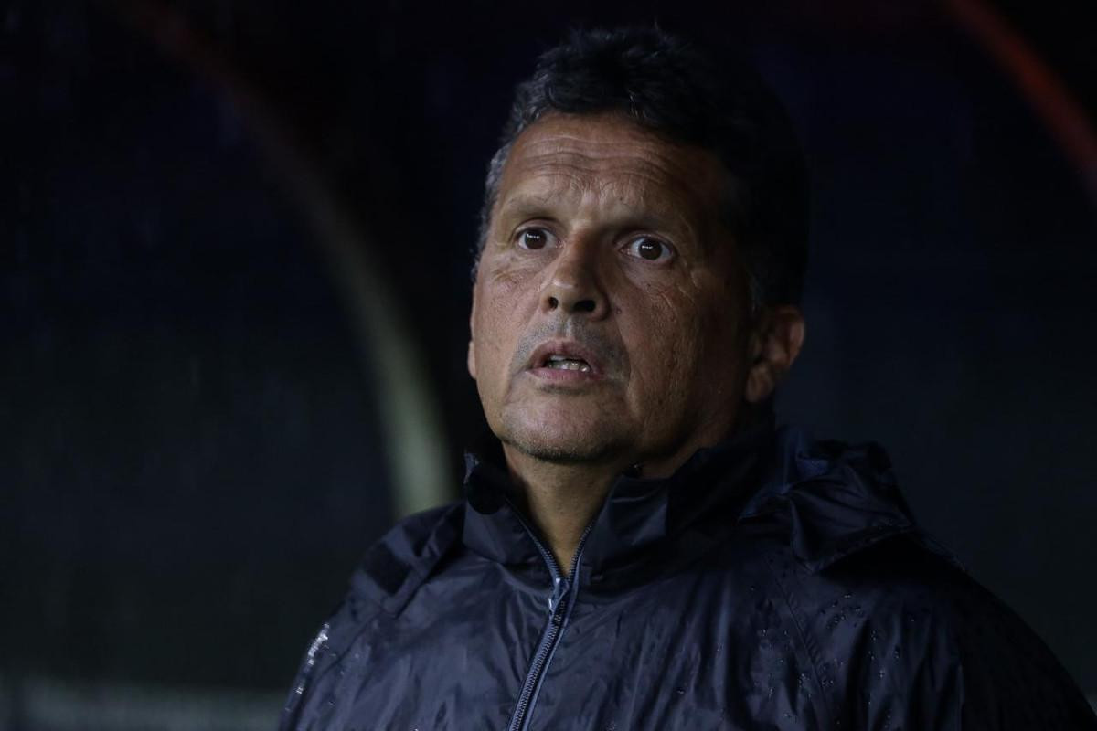 Claudinei Oliveira, técnico do Santa Cruz/Rafael Vieira
