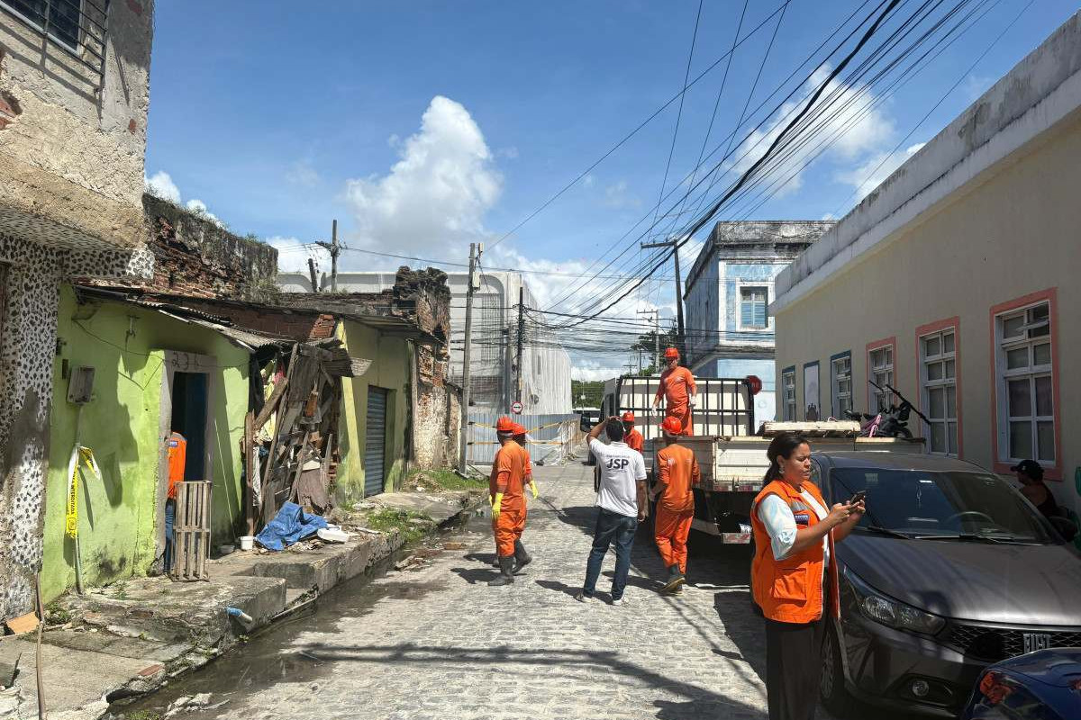 Defesa Civil realiza mudança de morador após desabamento no Pilar, no Recife (Foto: Cadu Silva/DP)