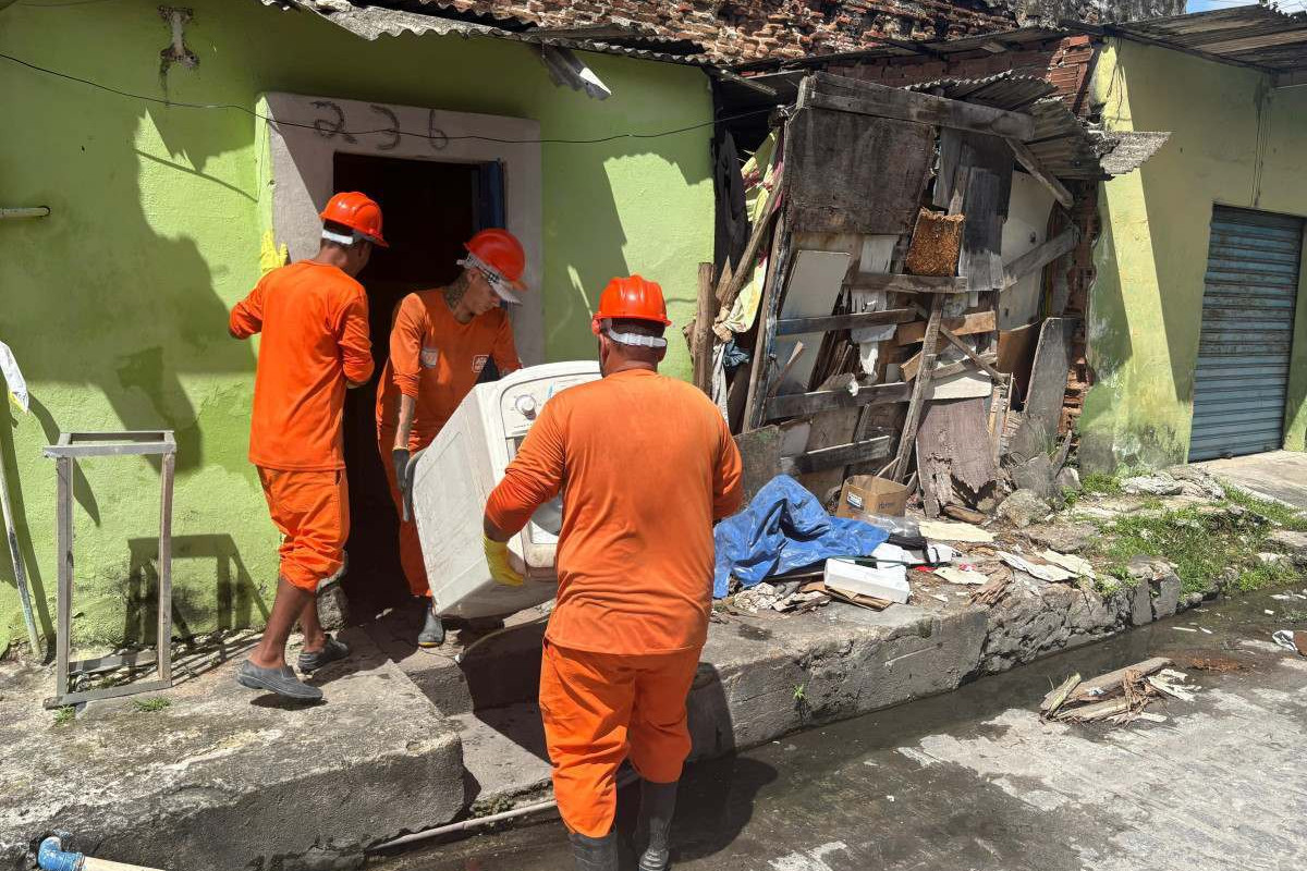 Defesa Civil realiza mudança de morador após desabamento no Pilar, no Recife/Foto: Cadu Silva/DP