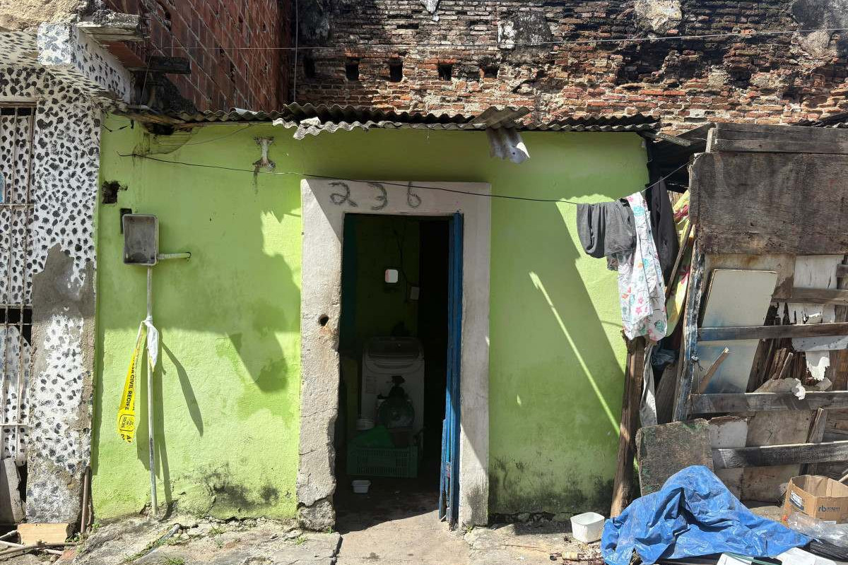 Defesa Civil realiza mudança de morador após desabamento no Pilar, no Recife (Foto: Cadu Silva/DP)