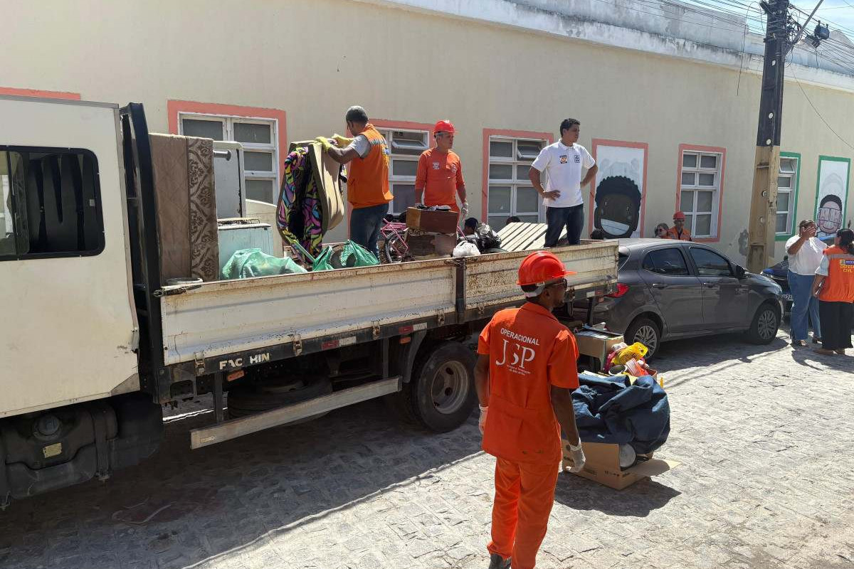 Defesa Civil realiza mudança de morador após desabamento no Pilar, no Recife (Foto: Cadu Silva/DP)