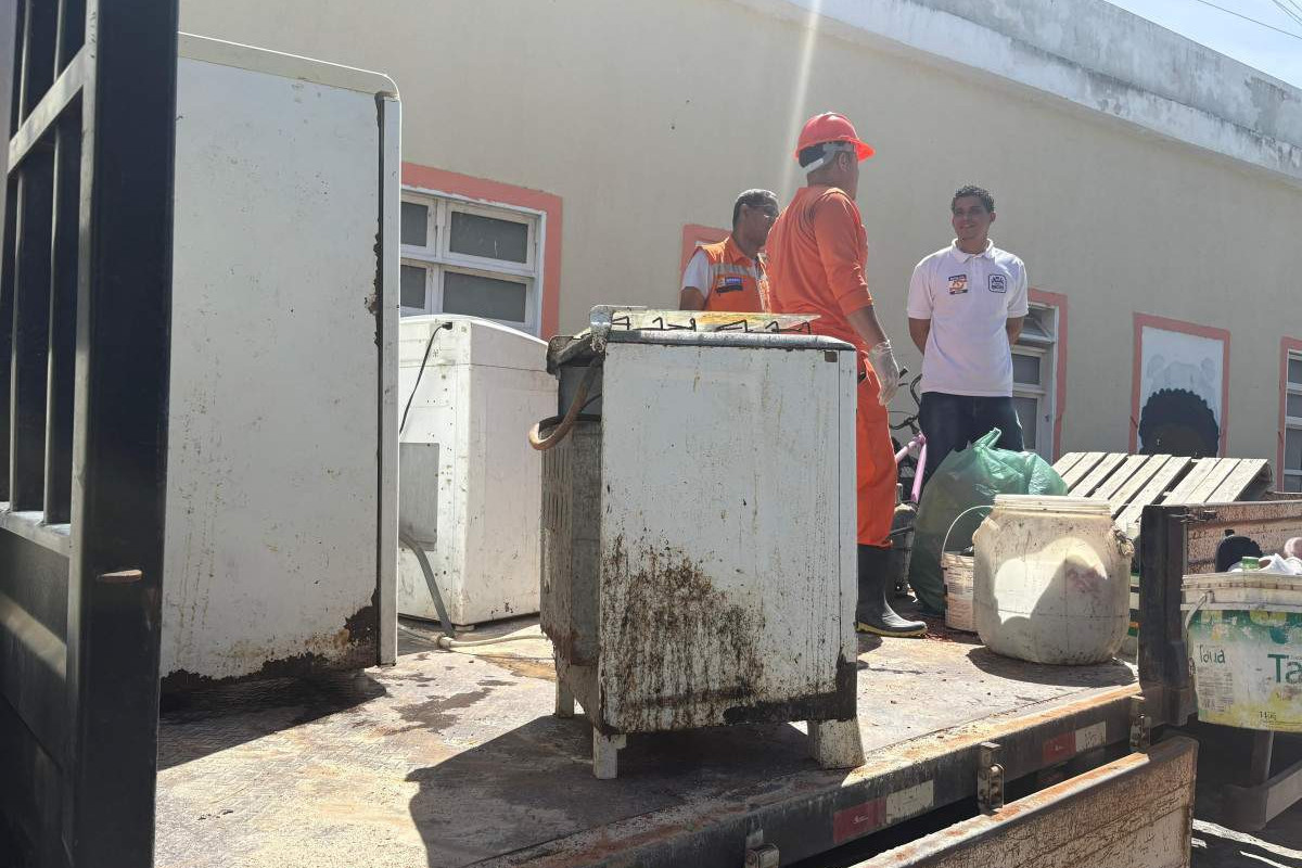 Defesa Civil realiza mudança de morador após desabamento no Pilar, no Recife (Foto: Cadu Silva/DP)