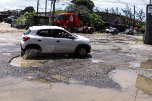 Motoristas n&atilde;o conseguem desviar dos buracos em algumas avenidas de Olinda
