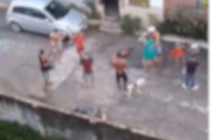 Homem foi linchado ap&oacute;s invadir casa com martelo e agredir mulheres em Olinda