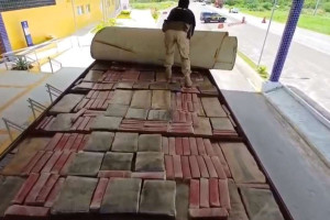 Maconha estava no teto do caminh&atilde;o