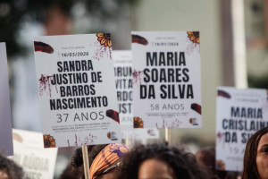 Estampando nomes de 18 v&iacute;timas, mulheres se mobilizam contra o feminic&iacute;dio nas ruas do Recife