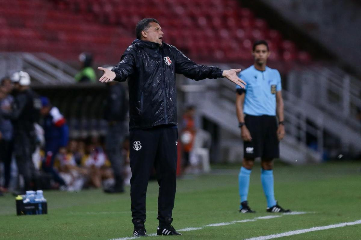 Claudinei Oliveira, técnico do Santa Cruz/Rafael Vieira