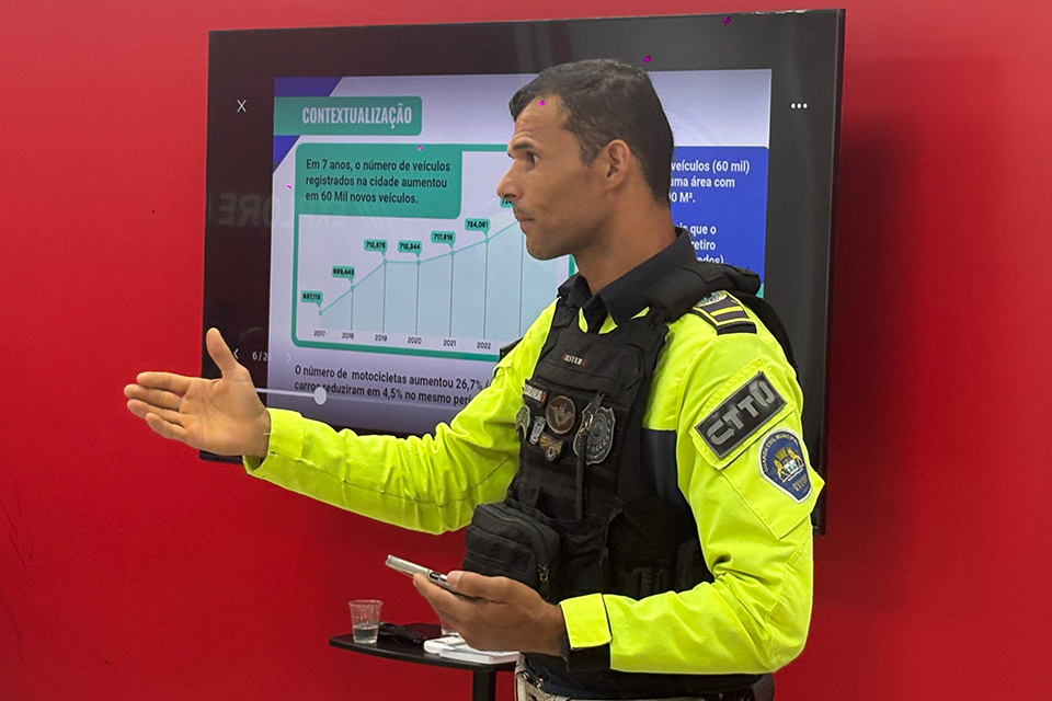 Instrutor da CTTU dá aula do Piloto Seguro/Cadu Silva/DP