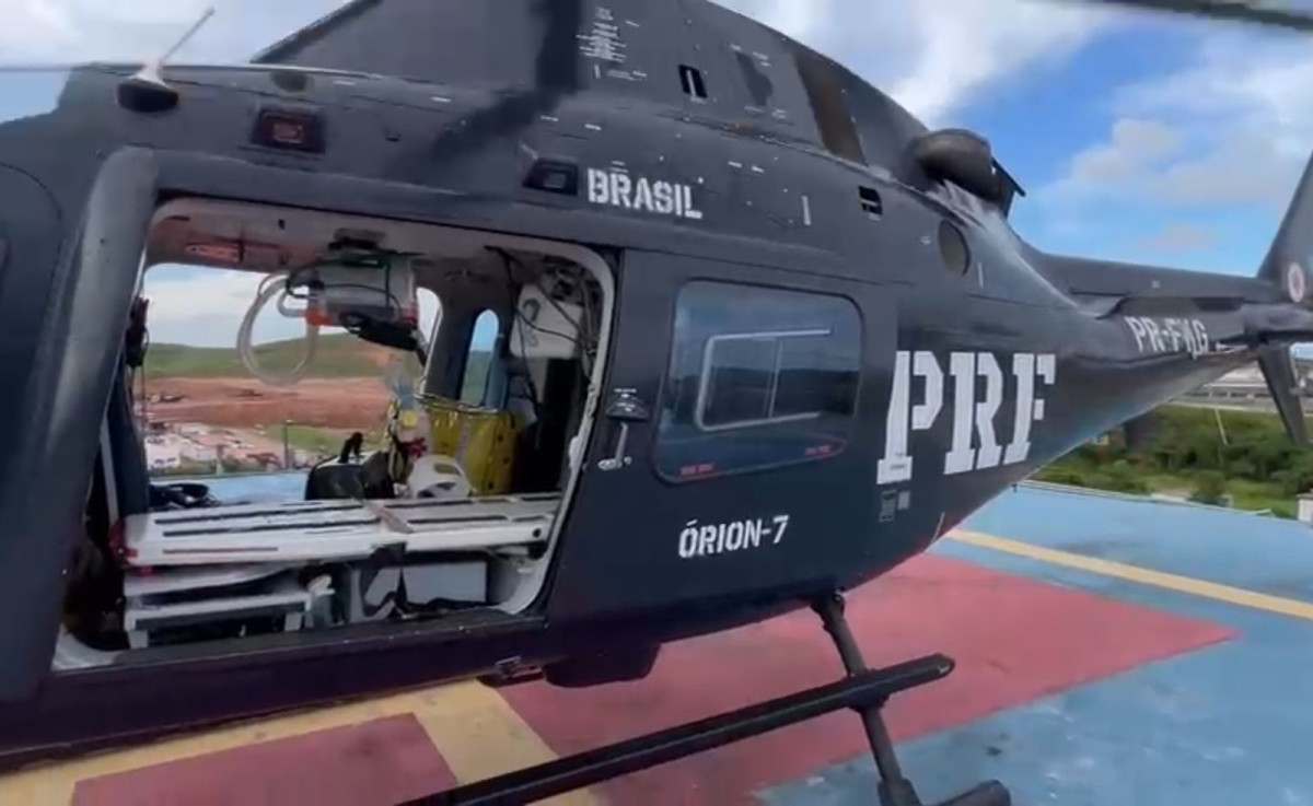 Vítima foi levada de helicóptero na PE-060/Foto: PRF