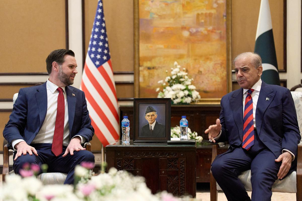 Vice-presidente dos EUA, JD Vance, se re&uacute;ne com o primeiro-ministro paquistan&ecirc;s Shehbaz Sharif antes das negocia&ccedil;&otilde;es com o Ir&atilde; /Foto: JACQUELYN MARTIN / POOL / AFP