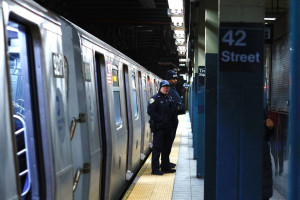 Homem armado com faca ataca 3 pessoas em metr&ocirc; de Nova York; pol&iacute;cia mata suspeito
