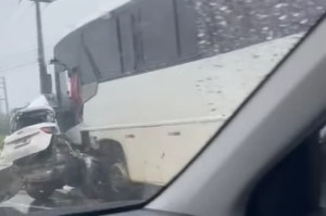 Colis&atilde;o entre &ocirc;nibus e carro deixa dois mortos na PE-09, em Ipojuca