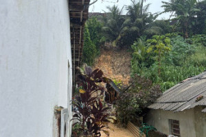 Barreira desliza e atinge casas em &Aacute;guas Compridas, em Olinda, na Regi&atilde;o Metropolitana do Recife
