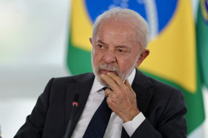 Datafolha: Avalia&ccedil;&atilde;o negativa do governo Lula se mant&eacute;m em 40%; positiva passa de 32% a 29%.
