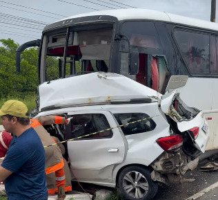 Colisão entre ônibus e carro deixa dois mortos na PE-09, no Litoral Sul
