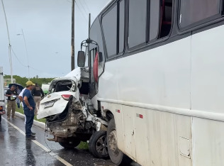 Colisão entre ônibus e carro deixa dois mortos na PE-09, no Litoral Sul
