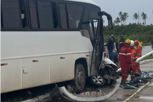 Colisão entre ônibus e carro deixa dois mortos na PE-09, no Litoral Sul
