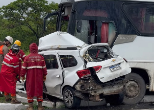 Colisão entre ônibus e carro deixa dois mortos na PE-09, no Litoral Sul
