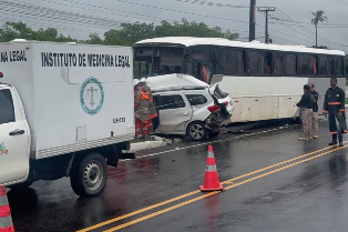 Colisão entre ônibus e carro deixa dois mortos na PE-09, no Litoral Sul

