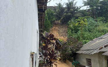Barreira desliza e atinge casas em Águas Compridas, em Olinda, na Região Metropolitana do Recife
/Foto: Cortesia