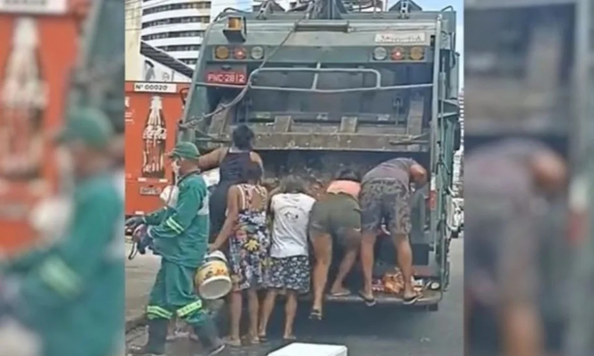 Flávio Bolsonaro usa imagens do governo de seu pai para criticar Lula/REPRODUÇÃO