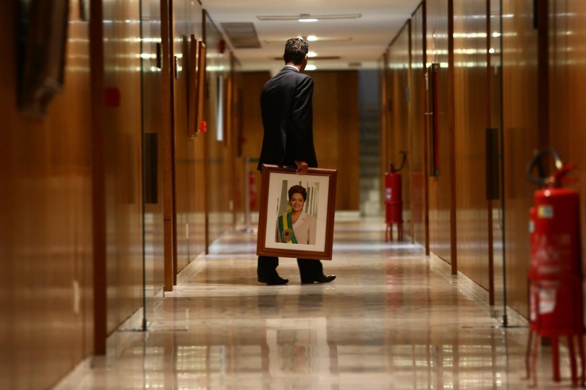 Brasil, Brasília, DF, 31/08/2016. Quadros com a foto da ex-presidente da República Dilma Rousseff são retirados por funcionários do Palácio do Planalto, em Brasília, após a cassação de seu mandato pelo Senado Federal./Wilson Junior/Estadão Conteúdo