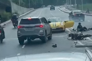 Acidente envolvendo Porsche deixa feridos na Via Mangue, no Recife