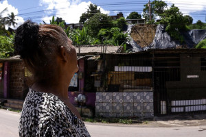 Moradora de &Aacute;guas Compridas preocupada com a lona rasgada na barreira