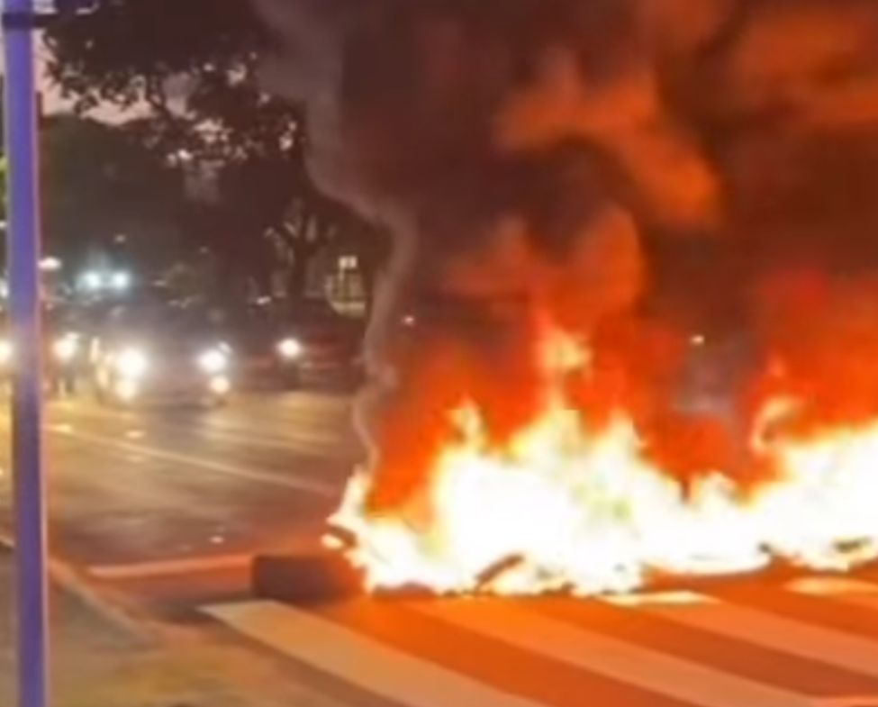 Protesto deixa trânsito lento na Avenida Governador Agamenon Magalhães/Foto: Reprodução/Instagram
