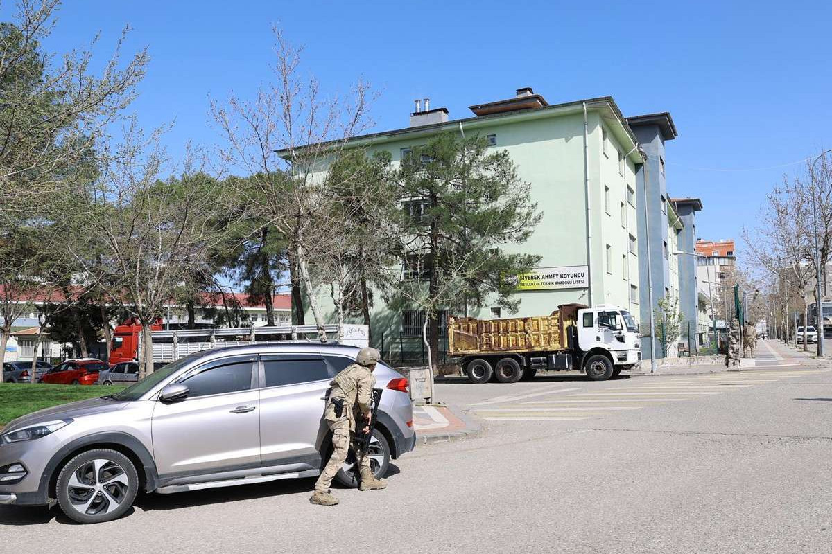 Forças especiais de segurança cercam escola enquanto os alunos são evacuados no sudeste da Turquia/HANDOUT/DHA (DEMIROREN NEWS AGENCY)/AFP