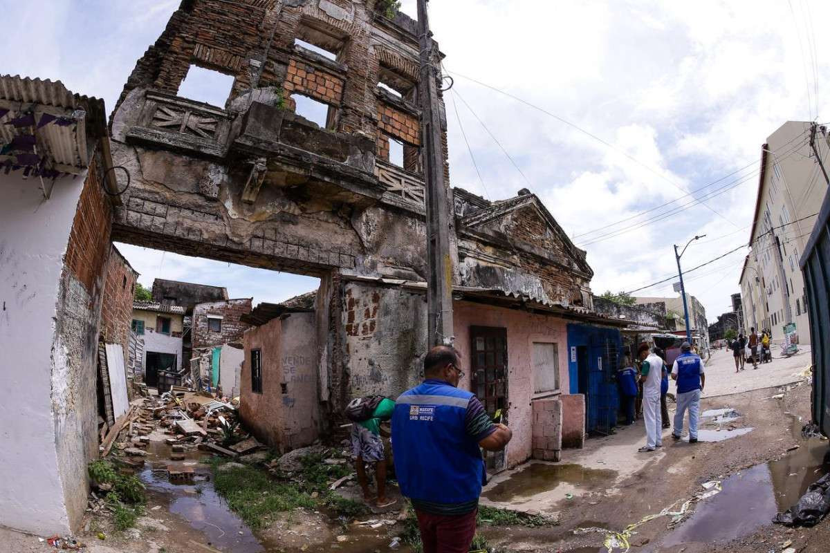 Técnicos da Defesa Civil foram até a comunidade do Pilar, no Recife /Rafael Vieira/DP