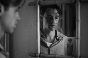 Benjamin Voisin interpreta o personagem complexo que &eacute; julgado por um crime terr&iacute;vel