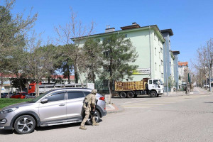 For&ccedil;as especiais de seguran&ccedil;a cercam escola enquanto os alunos s&atilde;o evacuados no sudeste da Turquia