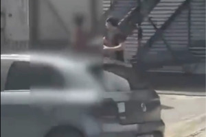 Nos registros que circulam as redes sociais, um dos jovens se aproxima vagarosamente do morador de rua para atac&aacute;-lo com o taser e depois fugir, enquanto outro faz a filmagem