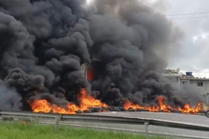 Protesto com barricada em chamas fecha trecho da BR-101, no Barro, no Recife 