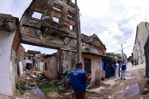 T&eacute;cnicos da Defesa Civil foram at&eacute; a comunidade do Pilar, no Recife 