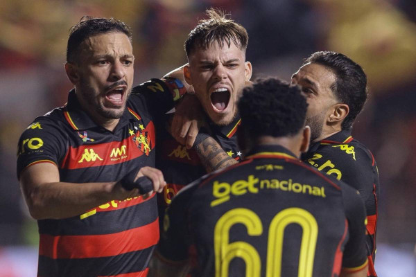 Yago Felipe, Barletta, Clayson e Felipinho em comemora&ccedil;&atilde;o de gol do Sport