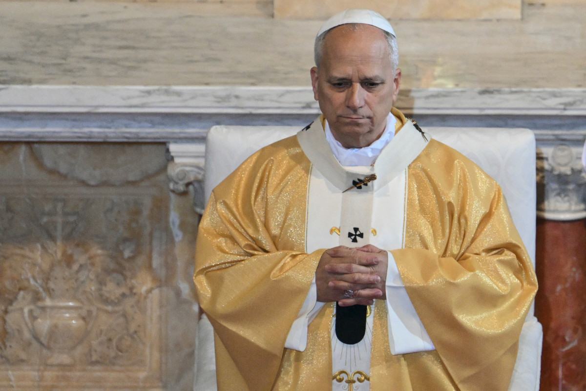 O Papa Leão XIV preside uma missa na basílica de Santo Agostinho em Annaba, no segundo dia de uma viagem apostólica de 11 dias à África, em 14 de abril de 2026./ AFP
